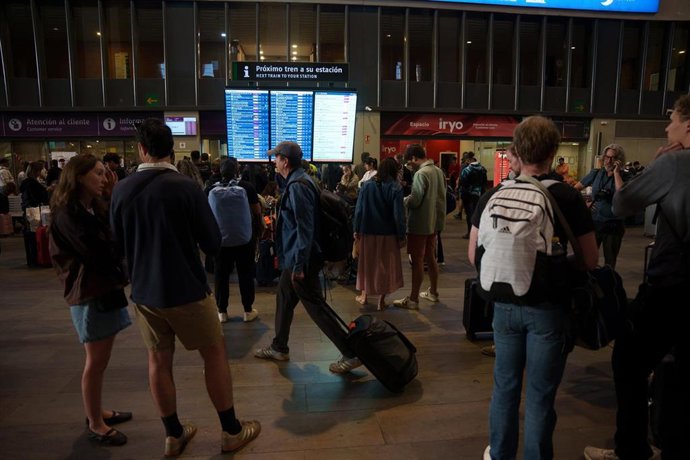 Viajeros en la estación de Santa Justa de Sevilla tratan de informarse tras el accidente ferroviario ocurrido en Urda (Toledo)