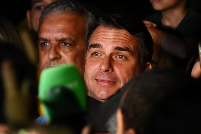 BRASÍLIA, 5 de outubro de 2026  -- Flávio Bolsonaro (C), candidato à presidência pelo Partido Liberal do Brasil, é fotografado após o anúncio dos resultados do primeiro turno das eleições presidenciais em Brasília, Brasil, em 4 de outubro de 2026.   O Bra
