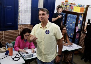 RIO DE JANEIRO, Oct. 25, 2026  -- Flavio Bolsonaro (C), presidential candidate of Brazil's Liberal Party, prepares to cast his ballot at a polling station in Rio de Janeiro, Brazil, Oct. 25, 2026. Voting in the second round of Brazil's 2026 presidential e