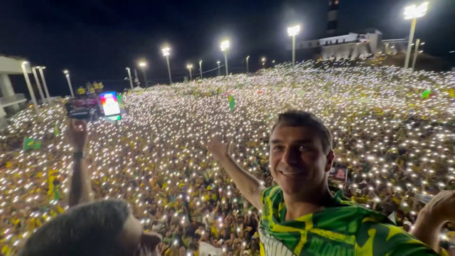 Flávio Bolsonaro se autoproclama "líder" de Brasil y denuncia fraude electoral