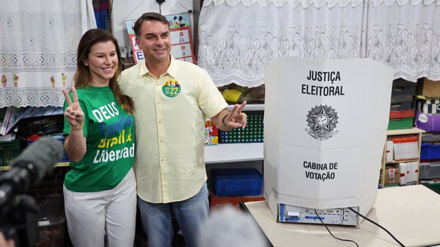 Archivo - Flavio Bolsonaro, candidato presidencial del Partido Liberal de Brasil, posa junto a su esposa tras emitir su voto en un centro de votación en Río de Janeiro durante la primera vuelta de las elecciones.