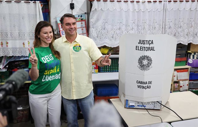 Archivo - Flavio Bolsonaro, candidato presidencial del Partido Liberal de Brasil, posa junto a su esposa tras emitir su voto en un centro de votación en Río de Janeiro durante la primera vuelta de las elecciones.