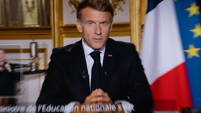 Archivo - Televisión transmite un discurso del presidente de Francia, Emmanuel Macron, desde el Palacio del Elíseo, un día después de que se produjeran disturbios y saqueos en el marco de las protestas a nivel nacional contra el alto costo de vida.