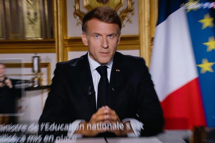 Archivo - Televisión transmite un discurso del presidente de Francia, Emmanuel Macron, desde el Palacio del Elíseo, un día después de que se produjeran disturbios y saqueos en el marco de las protestas a nivel nacional contra el alto costo de vida.