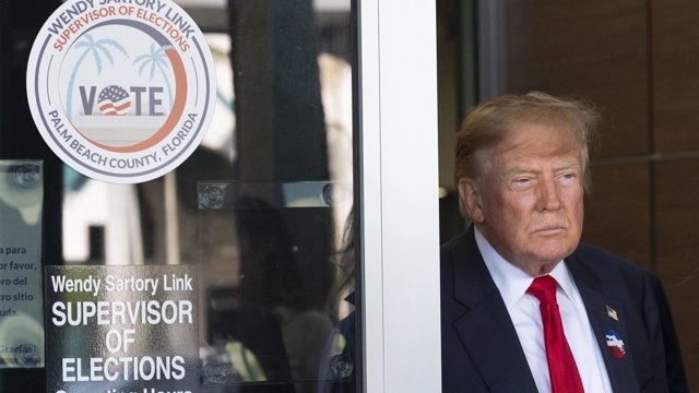 Archivo - El presidente de Estados Unidos, Donald Trump, tras emitir su voto de manera anticipada en un centro de votación del condado de Palm Beach, Florida, antes de las elecciones de mitad de mandato del 3 de noviembre.