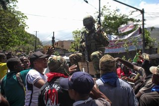 Archivo - Manifestantes salen a la calle para protestar contra la inseguridad y la violencia de las bandas en Puerto Príncipe, Haití.