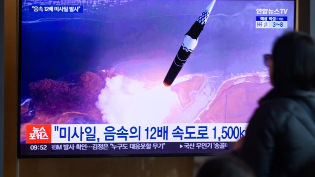Archivo - Emisión de noticias muestra el lanzamiento de un misil desde una ubicación no revelada en Corea del Norte.