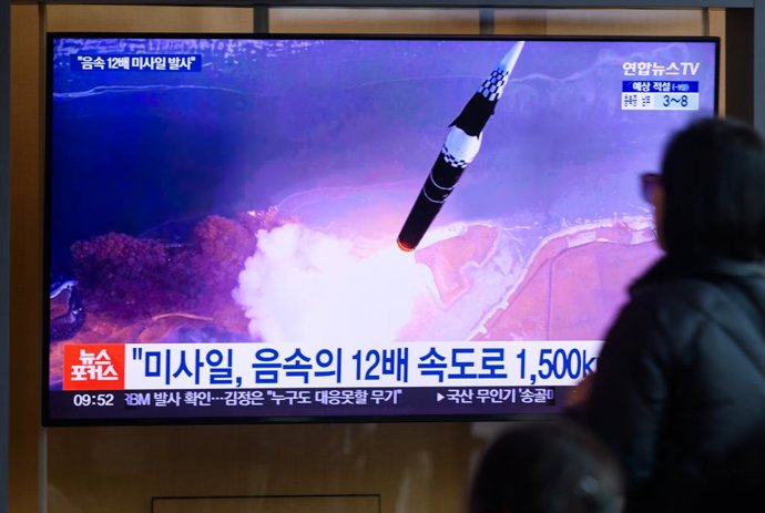 Archivo - Arquivo – 7 de janeiro de 2025, Seul, Coreia do Sul: Uma transmissão de 24 horas do canal de notícias Yonhap na Estação Ferroviária de Seul exibindo um noticiário que mostra o lançamento de um míssil hipersônico em um local não revelado na Corei