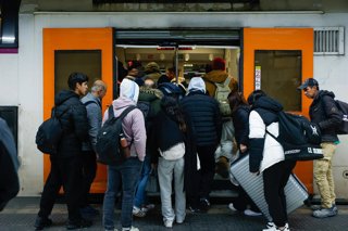 Archivo - Arxiu - Viatgers agafen un tren a l'Estació de Sants a Barcelona