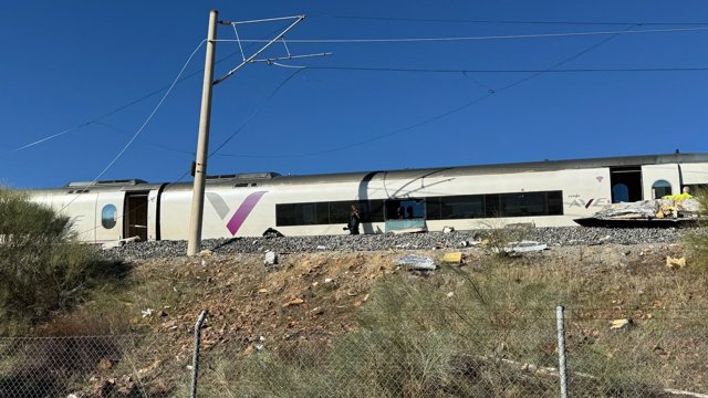 Primer plano de uno de los trenes accidentados en Urda.