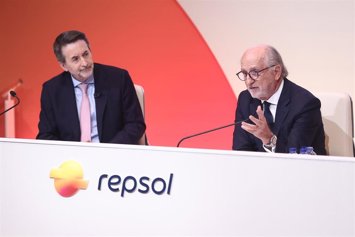 Archivo - El consejero delegado de Repsol, Josu Jon Imaz (i), y el presidente de Repsol, Antonio Brufau (d), durante la Junta General de Accionistas de Repsol, en el Campus Repsol, a 14 de mayo de 2026, en Madrid (España).