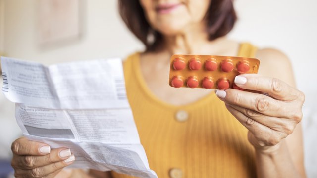 Archivo - Mujer, tratamiento, pastillas, menopausia
