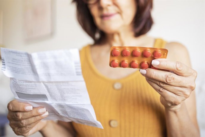 Archivo - Mujer, tratamiento, pastillas, menopausia