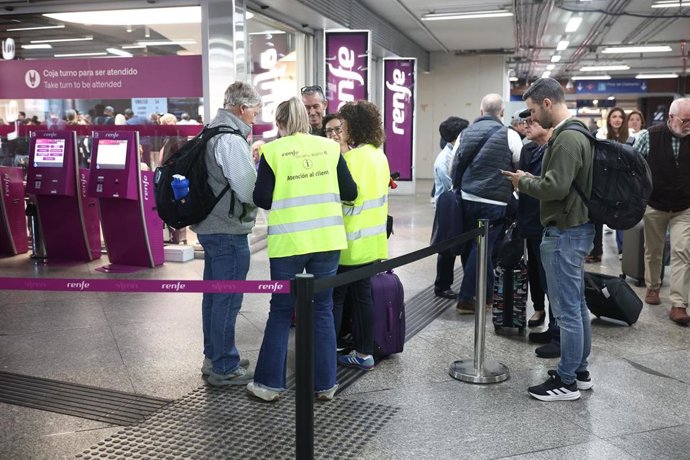 Trabajadores avisan a los pasajeros de la cancelación de sus trenes, en la estación Madrid Puerta de Atocha Almudena Grandes, a 28 de octubre de 2026, Madrid (España).