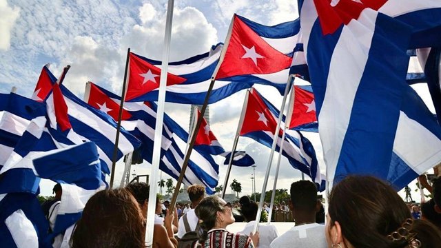 Archivo - Banderas de Cuba en un acto en La Habana
