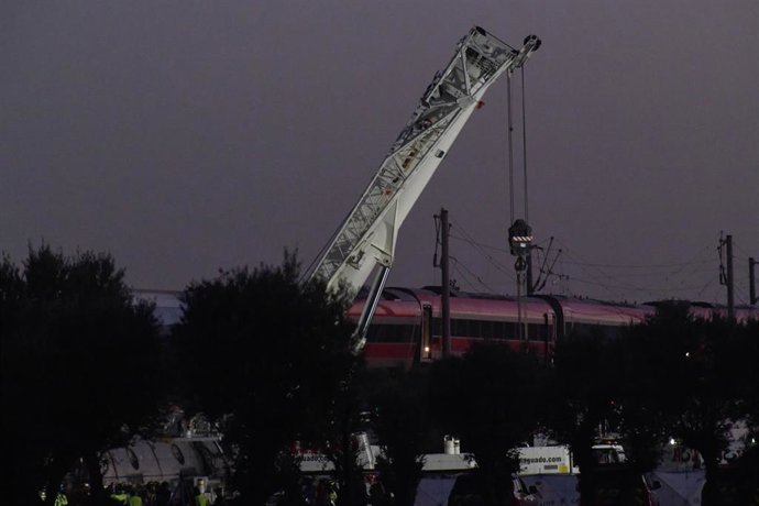 Agentes de los Servicios de Emergencias trabajan en el lugar del accidente ferroviario de Urda.