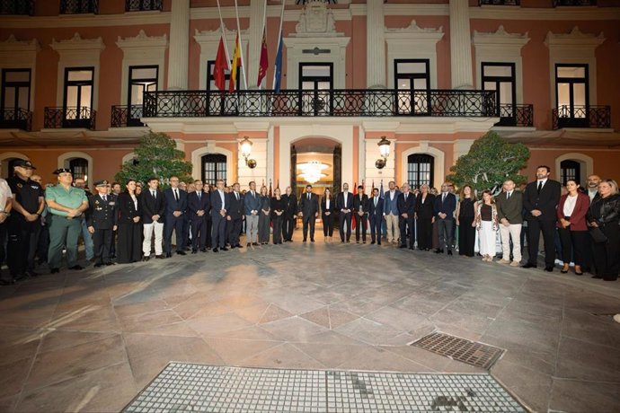 Minuto de silencio en el Ayuntamiento de Murcia