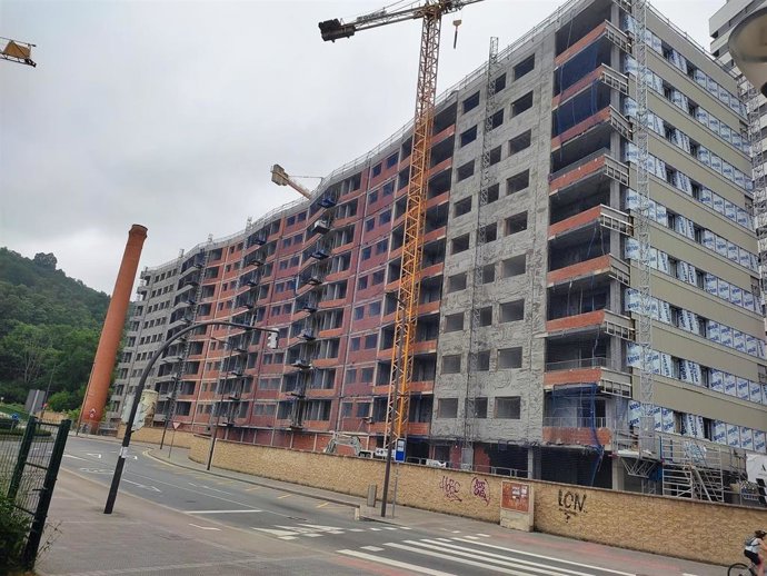 Archivo - Viviendas en construcción en Bilbao