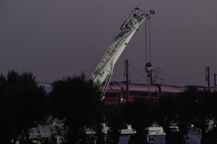 Agentes dos Serviços de Emergência atuam no local do acidente, em 28 de outubro de 2026, em Urda, Toledo, Castela-La Mancha (Espanha). Dois trens colidiram na manhã desta quarta-feira, 28 de outubro, na estação da cidade de Toledo