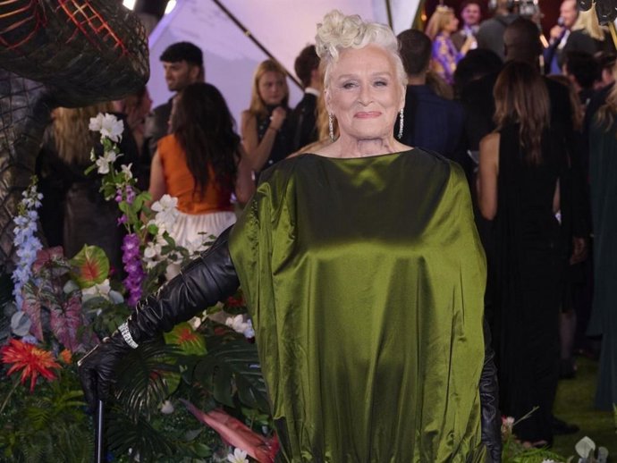 Glenn Close acapara todas las miradas con su espectacular vestido verde tras explicar por qué necesita un bastón