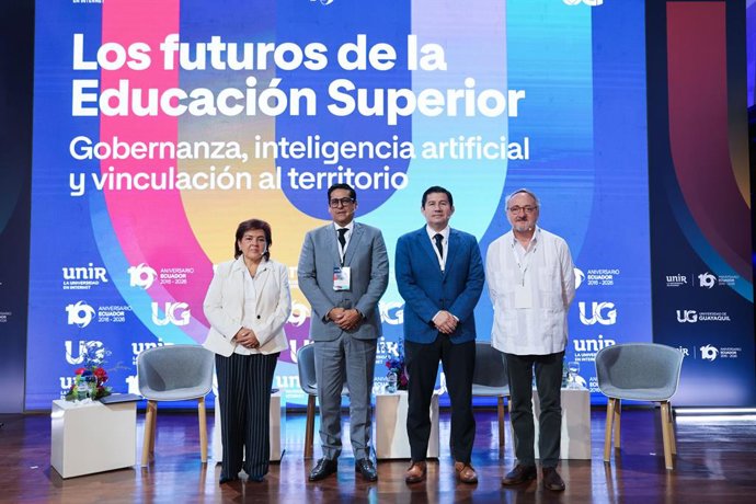 Ximena Córdova, presidenta del Consejo de Aseguramiento de la Calidad de la Educación Superior; Pablo Beltrán consejero del Consejo de Educación Superior; Francisco Morán, rector de la Universidad de Guayaquil; y Manuel Herrera,director académico UNIR
