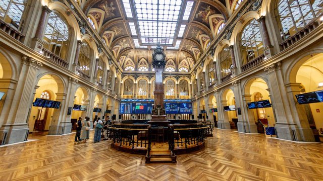 Archivo - Paneles informativos en el Palacio de la Bolsa de Madrid, a 7 de julio de 2026, en Madrid (España). El Ibex 35 cotizaba con un avance del 0,24% en la media sesión de este martes, hasta situarse en los 19.730,70 puntos, en un contexto marcado por