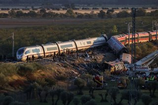Agentes de los Servicios de Emergencias trabajan en el lugar de los hechos, a 28 de octubre de 2026, en Urda, Toledo, Castilla-La Mancha (España). Dos trenes han colisionado en la mañana de este miércoles, 28 de octubre, en la estación de la localidad tol