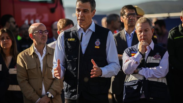 El presidente del Gobierno, Pedro Sánchez, atiende a los medios de comunicación desde el Puesto de Mando Avanzado, a 28 de octubre de 2026, en Urda, Toledo, Castilla-La Mancha (España). Sánchez se desplaza al lugar donde se ha producido la colisión de un