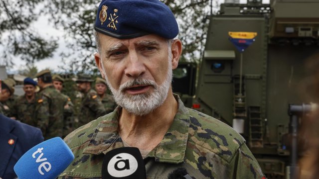 El Rey Felipe VI asiste al ejercicio ‘Grifo 2026’ del Regimiento de Defensa NBQ ‘Valencia’ nº 1, en el Campo de Maniobras de la Base Militar Jaime I, a 28 de octubre de 2026, en Bétera, Valencia, Comunidad Valenciana (España). Del 20 al 29 de octubre de 2