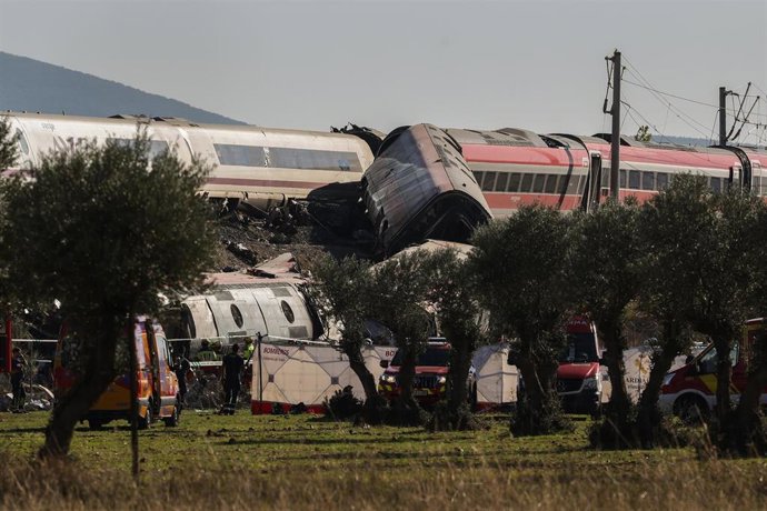 Agentes de los Servicios de Emergencias trabajan en el lugar de los hechos, a 28 de octubre de 2026, en Urda, Toledo, Castilla-La Mancha (España). 