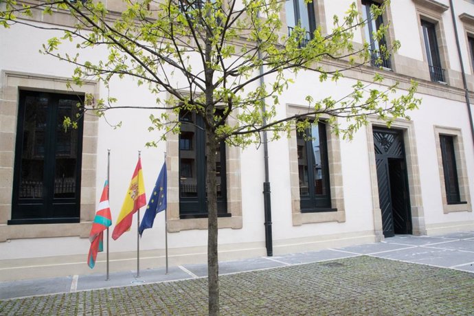 Las banderas del Parlamento Vasco ondearán a media  en señal de duelo