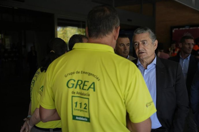 El vicepresidente primero de la Junta y consejero de Presidencia, Sanidad y Emergencias, Antonio Sanz, en la estación de Santa Justa tras el accidente ferroviario ocurrido en Urda (Toledo).