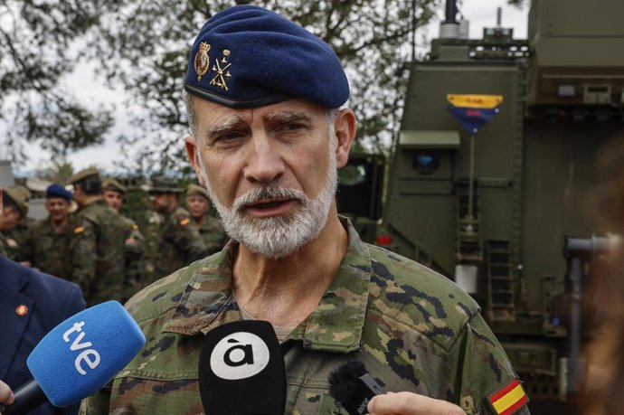 O Rei Felipe VI assiste ao exercício “Grifo 2026” do 1º Regimento de Defesa NBQ “Valência”, no Campo de Manobras da Base Militar Jaime I, em 28 de outubro de 2026, em Bétera, Valência, Comunidade Valenciana (Espanha). De 20 a 29 de outubro de 2