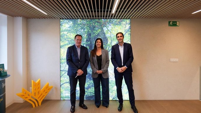 Juan Mari Ayechu Redín; representante de Acción Social de Caja Rural de Navarra; Marta Silvero Miramón, directora ejecutiva de BAI, y Ricardo Goñi Leranoz, responsable del Departamento Instituciones de Caja Rural de Navarra.