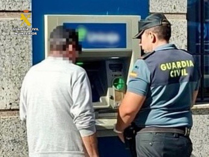Guardia Civil en un cajero automático