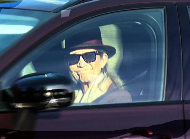 La infanta Elena abandona su domicilio en coche este jueves