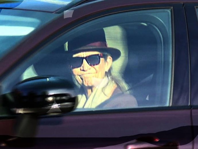 La infanta Elena abandona su domicilio en coche este jueves