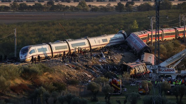 Agentes de los Servicios de Emergencias trabajan en el lugar de los hechos, a 28 de octubre de 2026, en Urda, Toledo, Castilla-La Mancha (España). Dos trenes han colisionado en la mañana de este miércoles, 28 de octubre, en la estación de la localidad tol
