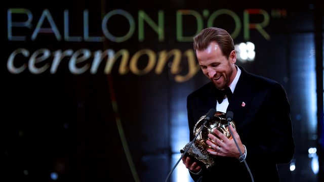 El delantero inglés Harry Kane con el trofeo del Balón de Oro 2026.