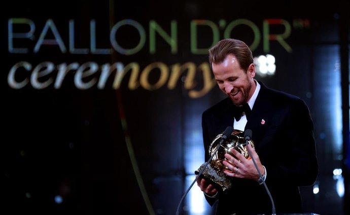 El delantero inglés Harry Kane con el trofeo del Balón de Oro 2026.