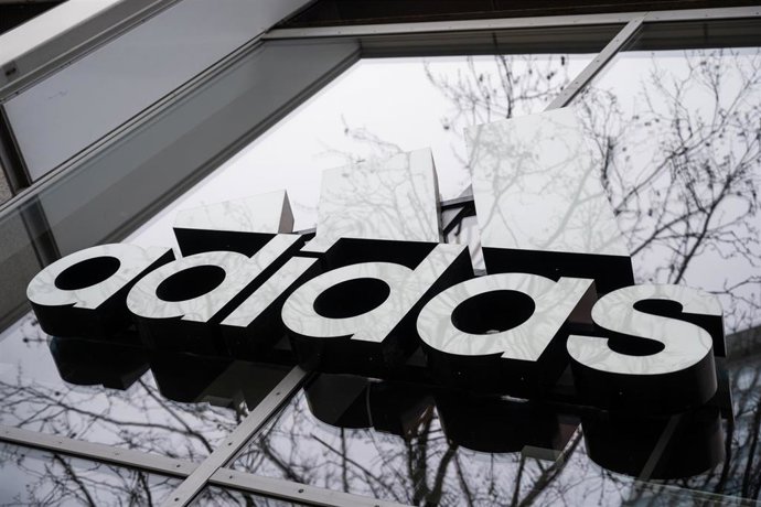Archivo - FILED - 12 April 2021, Berlin: FILE PHOTO - The Adidas logo is pictured on the facade of a building in Berlin. Photo: Christophe Gateau/dpa