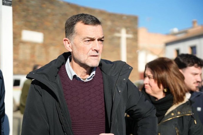 Archivo - El coordinador federal de IU y candidato de Por Andalucía a la Junta, Antonio Maíllo, en Adamuz (Córdoba) tras el accidente ferroviario. Imagen de archivo.