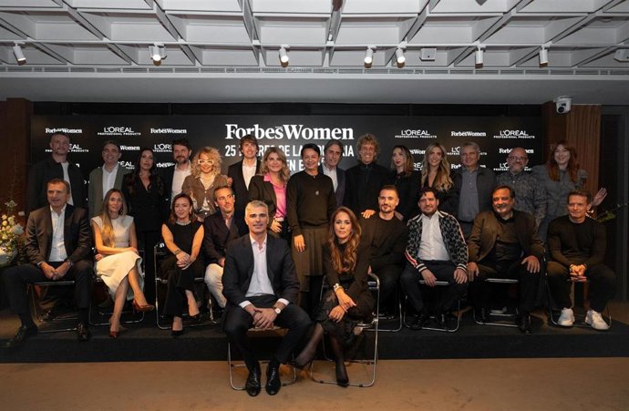 Los 25 líderes de la industria capilar de la Lista Forbes, junto a Cristiano Badoch, director general de Forbes España, y Joana Fleury, directora gral de L'Oréal Productos Profesionales para España y Portugal