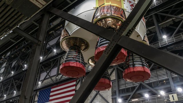 La etapa central del SLS Artemis III se une a los propulsores en Kennedy