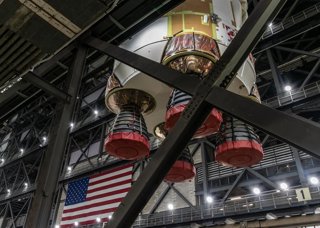 La etapa central del SLS Artemis III se une a los propulsores en Kennedy