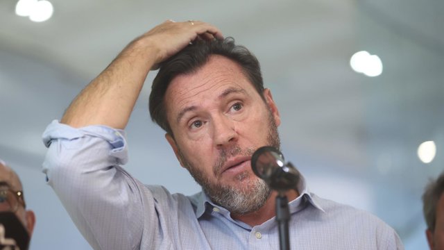 El ministro de Transportes y Movilidad Sostenible, Óscar Puente, durante una rueda de prensa, en el Centro de Gestión de Red H24 de Adif, a 28 de octubre de 2026, en Madrid (España).