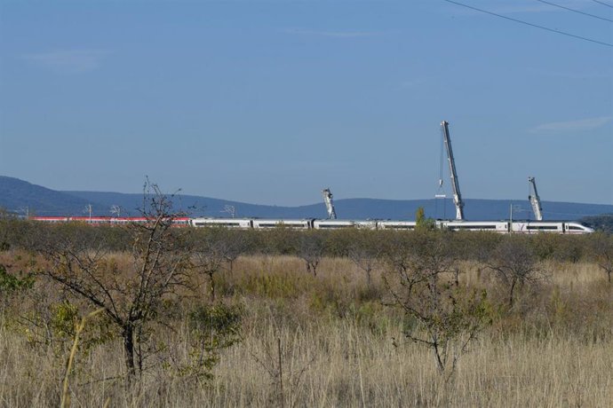 Grúas trabajando en las labores de desescombro en el accidente ferroviario en Urda, a 29 de octubre de 2026, en Urda, Toledo, Castilla-La Mancha (España).  