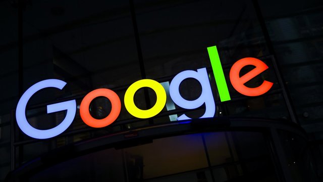 Archivo - FILED - 01 December 2025, Hamburg: The Google logo shines above the entrance to Google's German headquarters. Photo: Christian Charisius/dpa