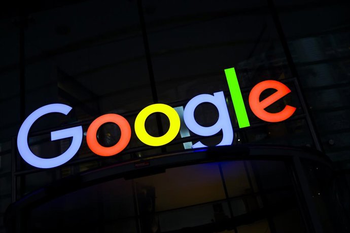 Archivo - FILED - 01 December 2025, Hamburg: The Google logo shines above the entrance to Google's German headquarters. Photo: Christian Charisius/dpa
