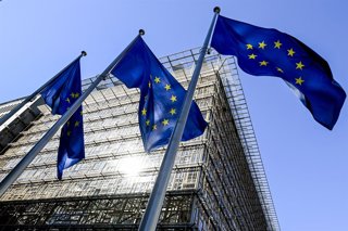 Archivo - Banderas de la UE frente al edificio Europa, sede del Consejo Europeo y del Consejo de la UE